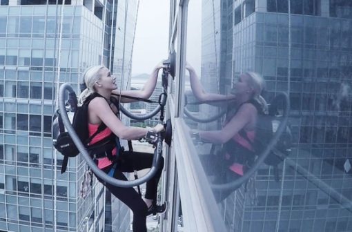 lg-cordzero-climbing-stunt-hed-2016مأموریت غیرممکن برج نوردی با جاروبرقی ال جی