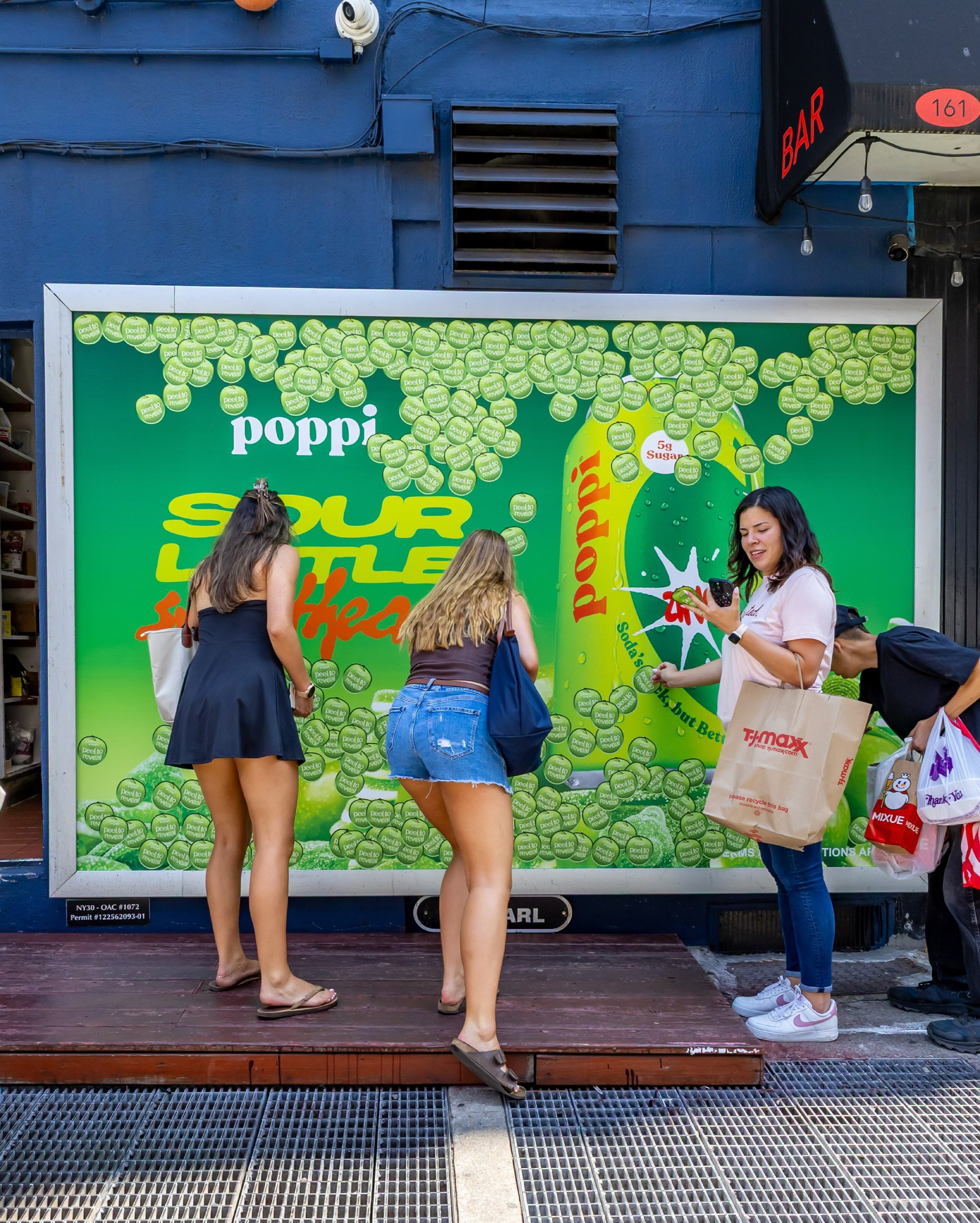 بیلبورد تعاملی Poppi برای کمپین Sour Apple در نیویورک