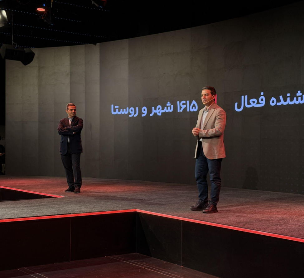 حمید و سعید محمدی، بنیانگذاران دیجیکالا
سخنرانی مدیران دیجیکالا در مراسم دهسالگی مارکتپلیس